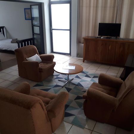 Отель Suiderhof Self-Catering Виндхук Экстерьер фото
