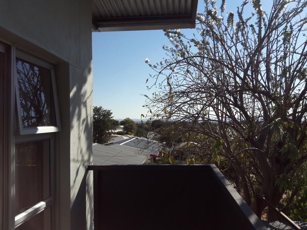 Отель Suiderhof Self-Catering Виндхук Экстерьер фото