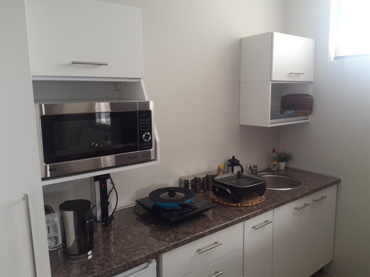 Отель Suiderhof Self-Catering Виндхук Экстерьер фото