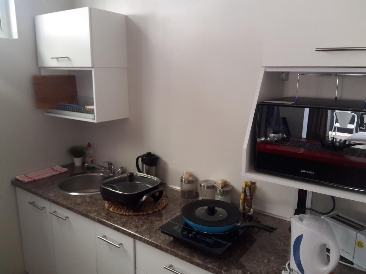 Отель Suiderhof Self-Catering Виндхук Экстерьер фото