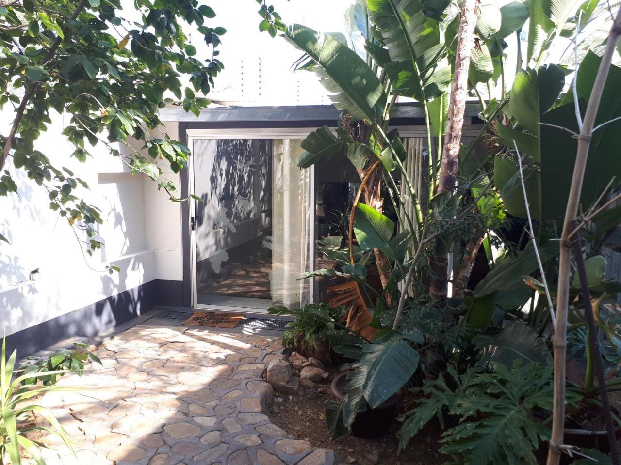 Отель Suiderhof Self-Catering Виндхук Экстерьер фото