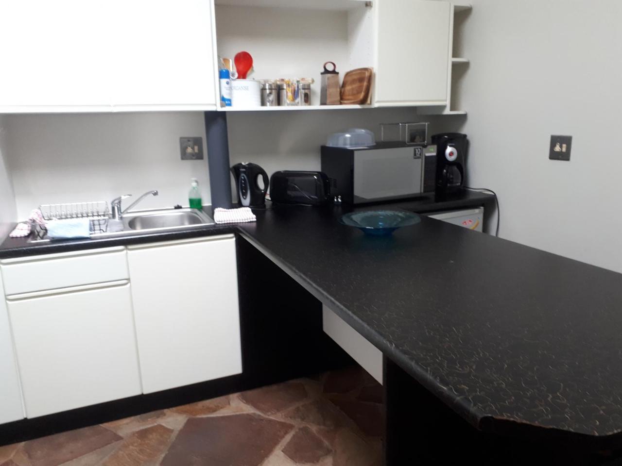 Отель Suiderhof Self-Catering Виндхук Экстерьер фото