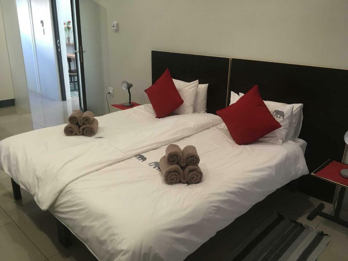 Отель Suiderhof Self-Catering Виндхук Экстерьер фото
