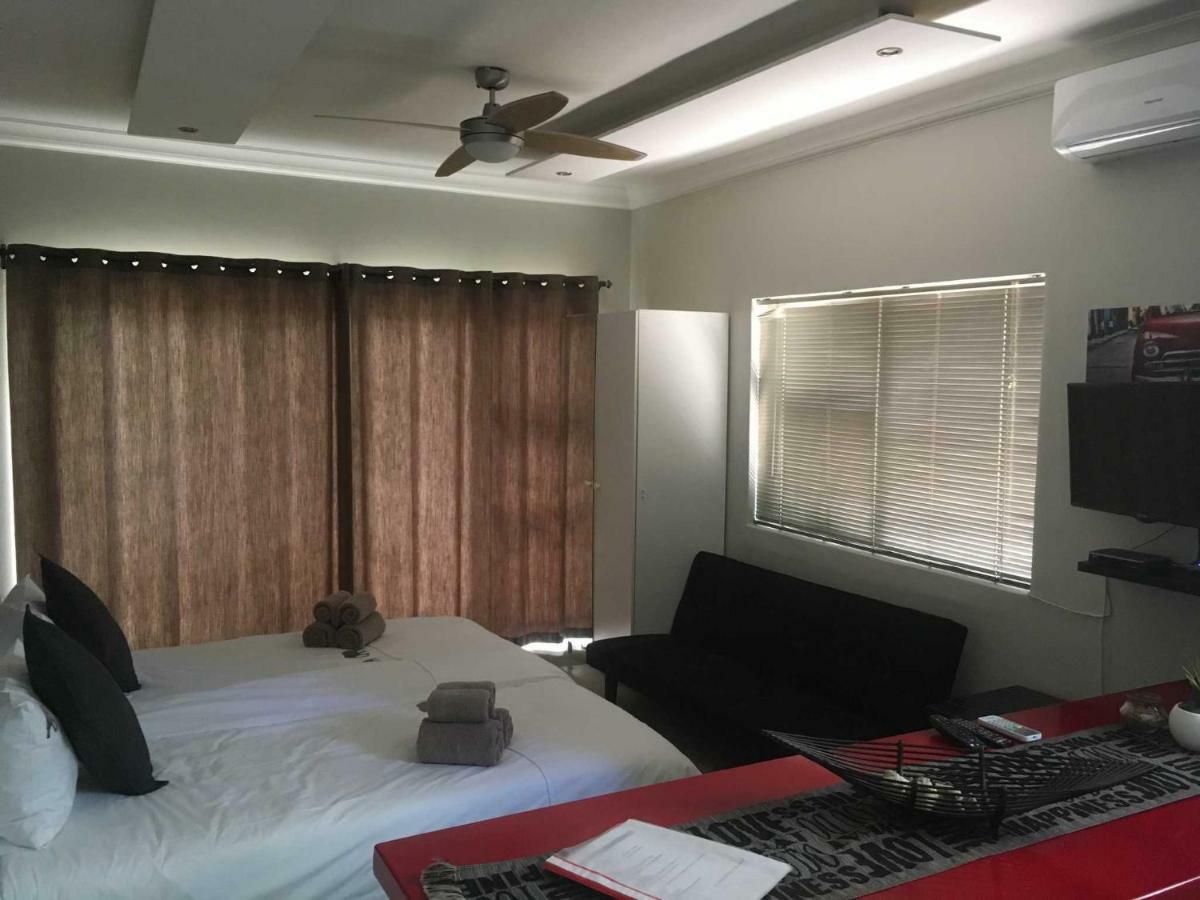 Отель Suiderhof Self-Catering Виндхук Экстерьер фото