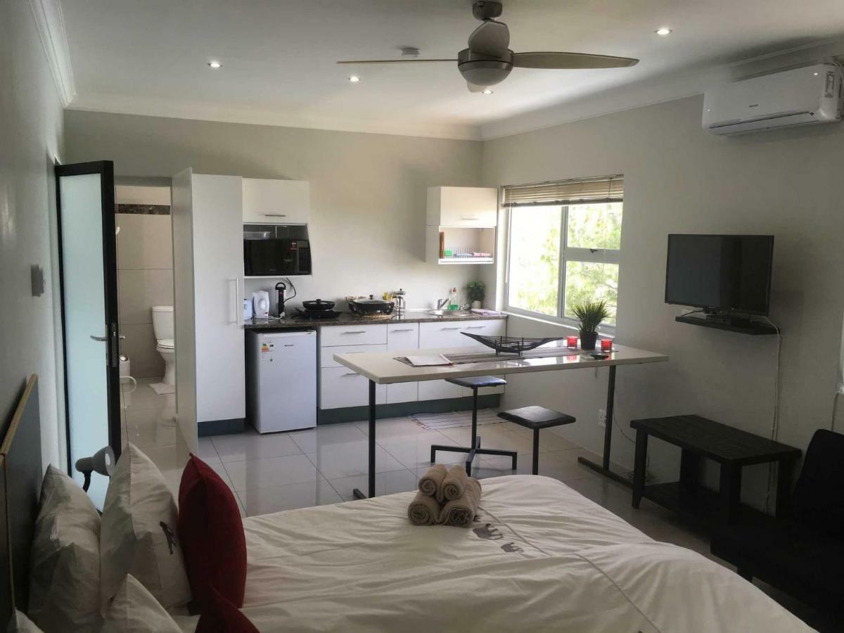 Отель Suiderhof Self-Catering Виндхук Экстерьер фото