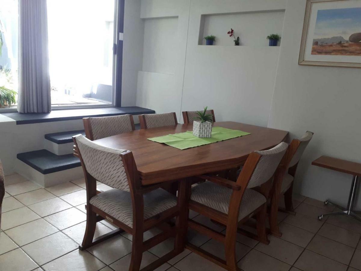 Отель Suiderhof Self-Catering Виндхук Экстерьер фото