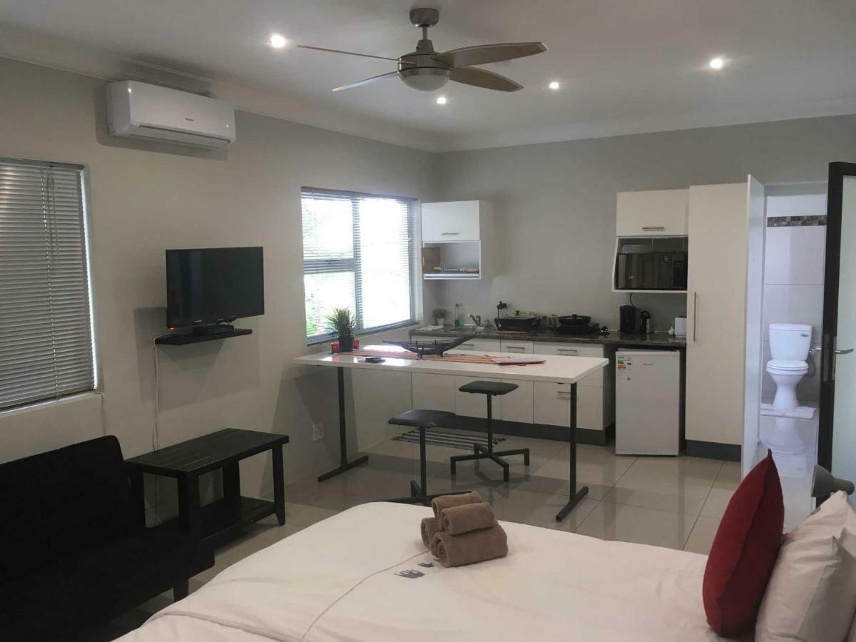 Отель Suiderhof Self-Catering Виндхук Экстерьер фото