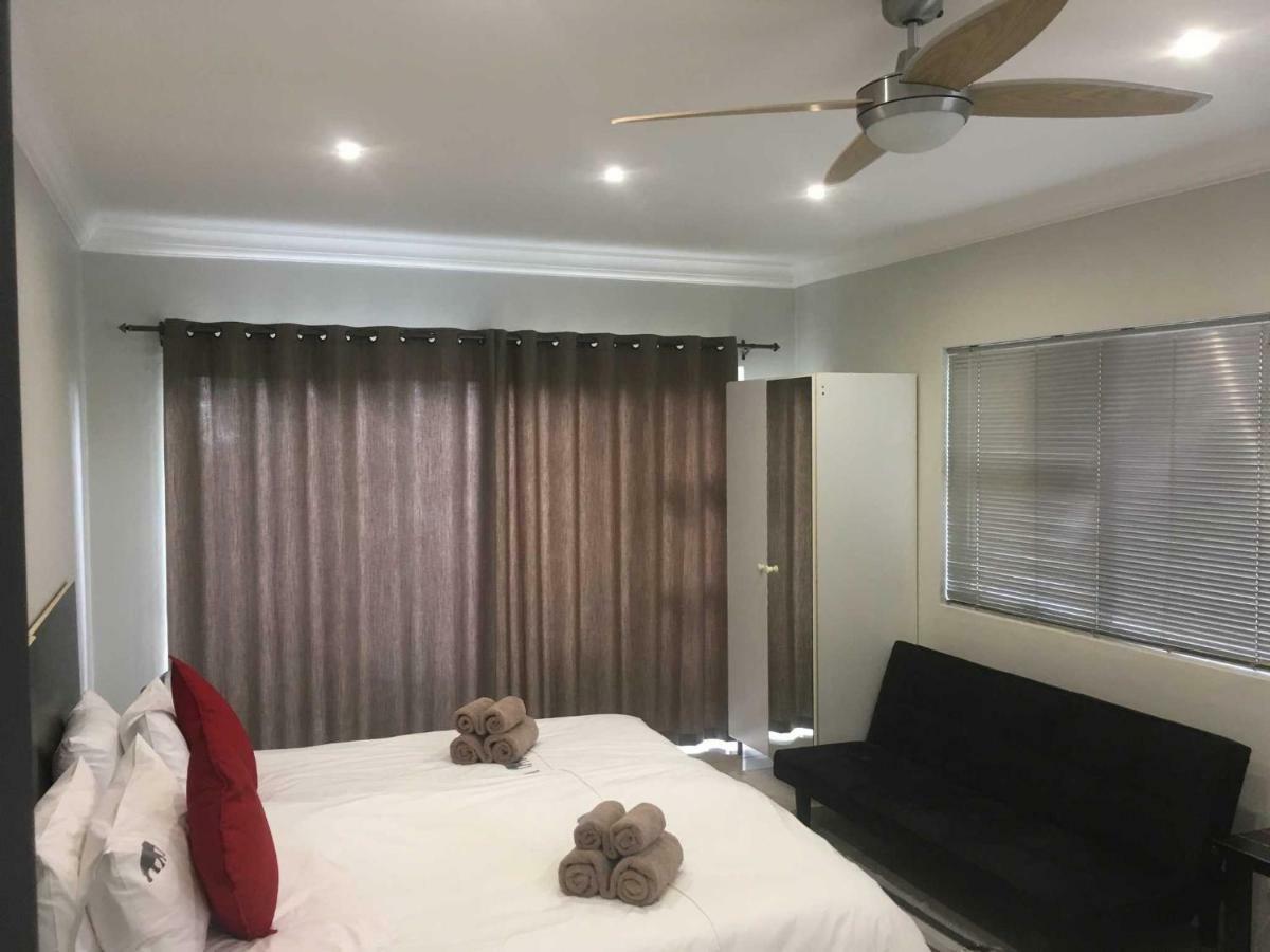 Отель Suiderhof Self-Catering Виндхук Экстерьер фото
