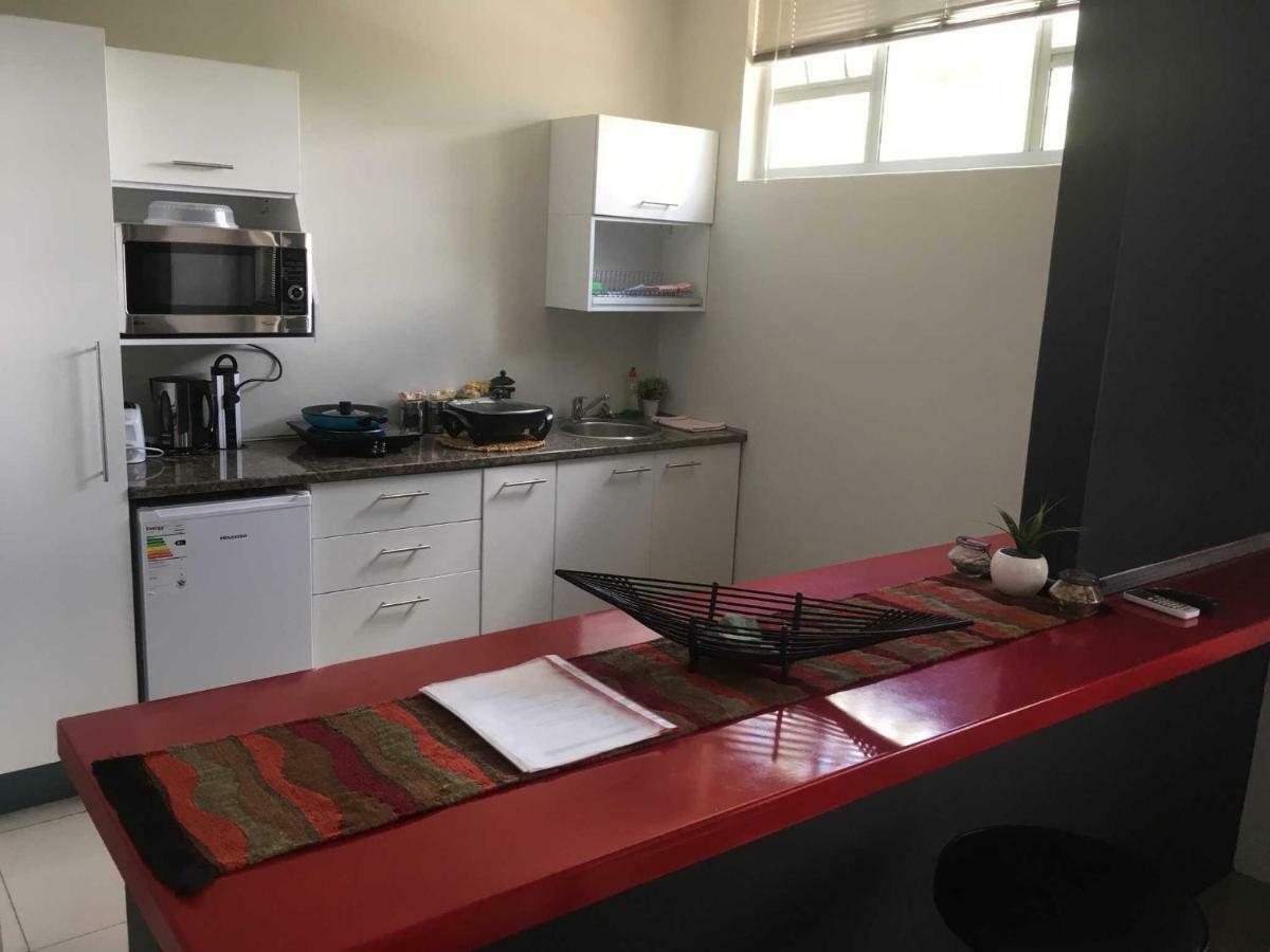 Отель Suiderhof Self-Catering Виндхук Экстерьер фото