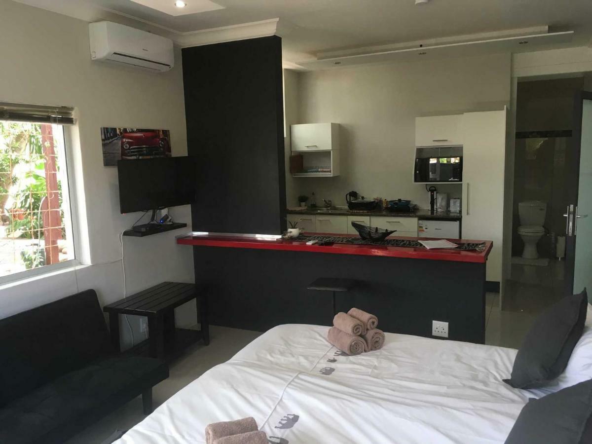 Отель Suiderhof Self-Catering Виндхук Экстерьер фото