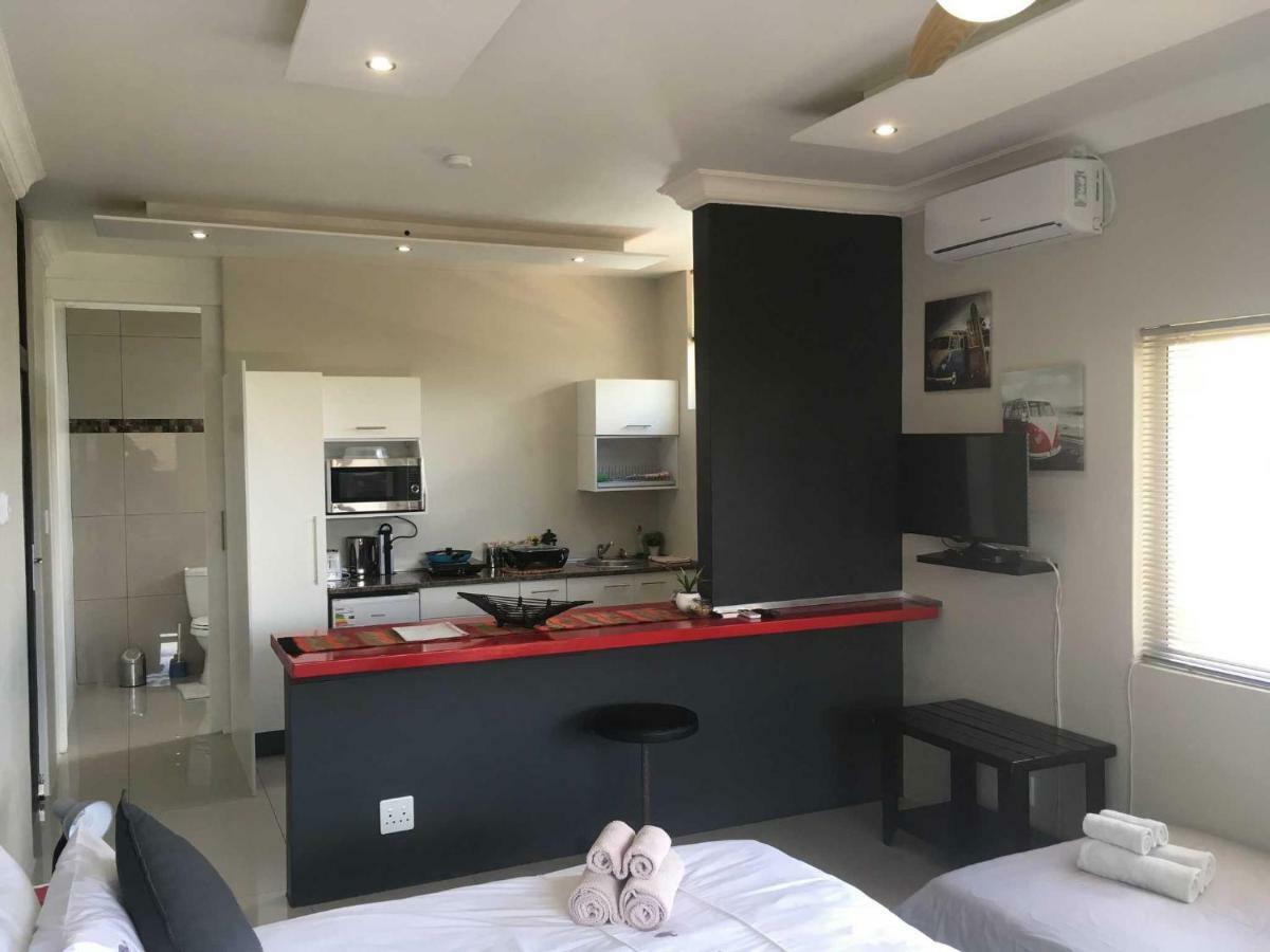 Отель Suiderhof Self-Catering Виндхук Экстерьер фото