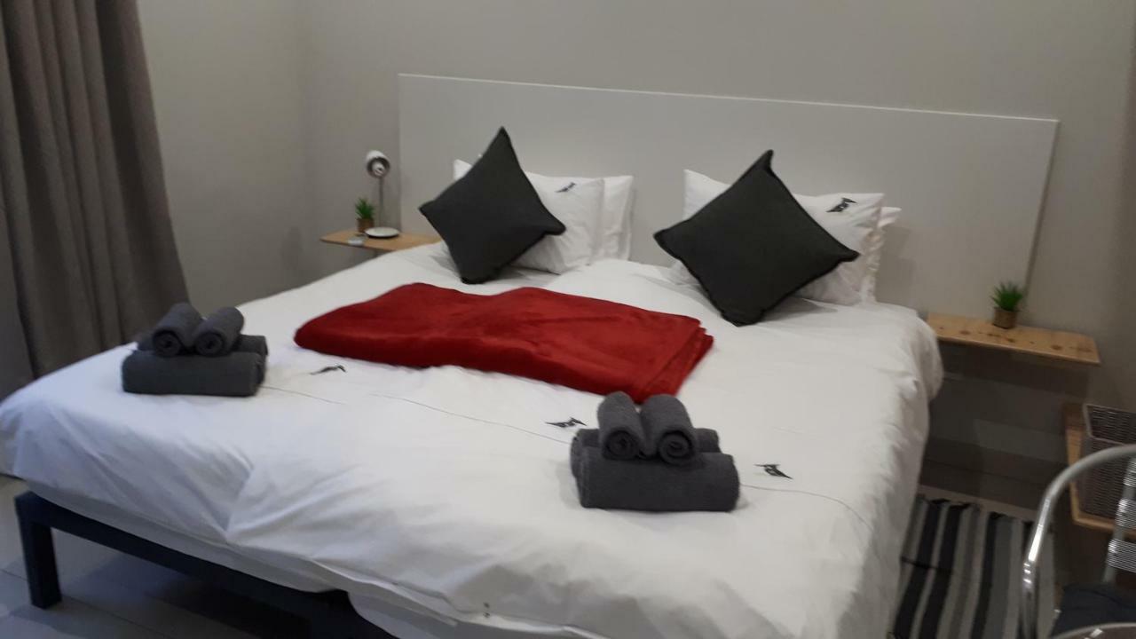 Отель Suiderhof Self-Catering Виндхук Экстерьер фото