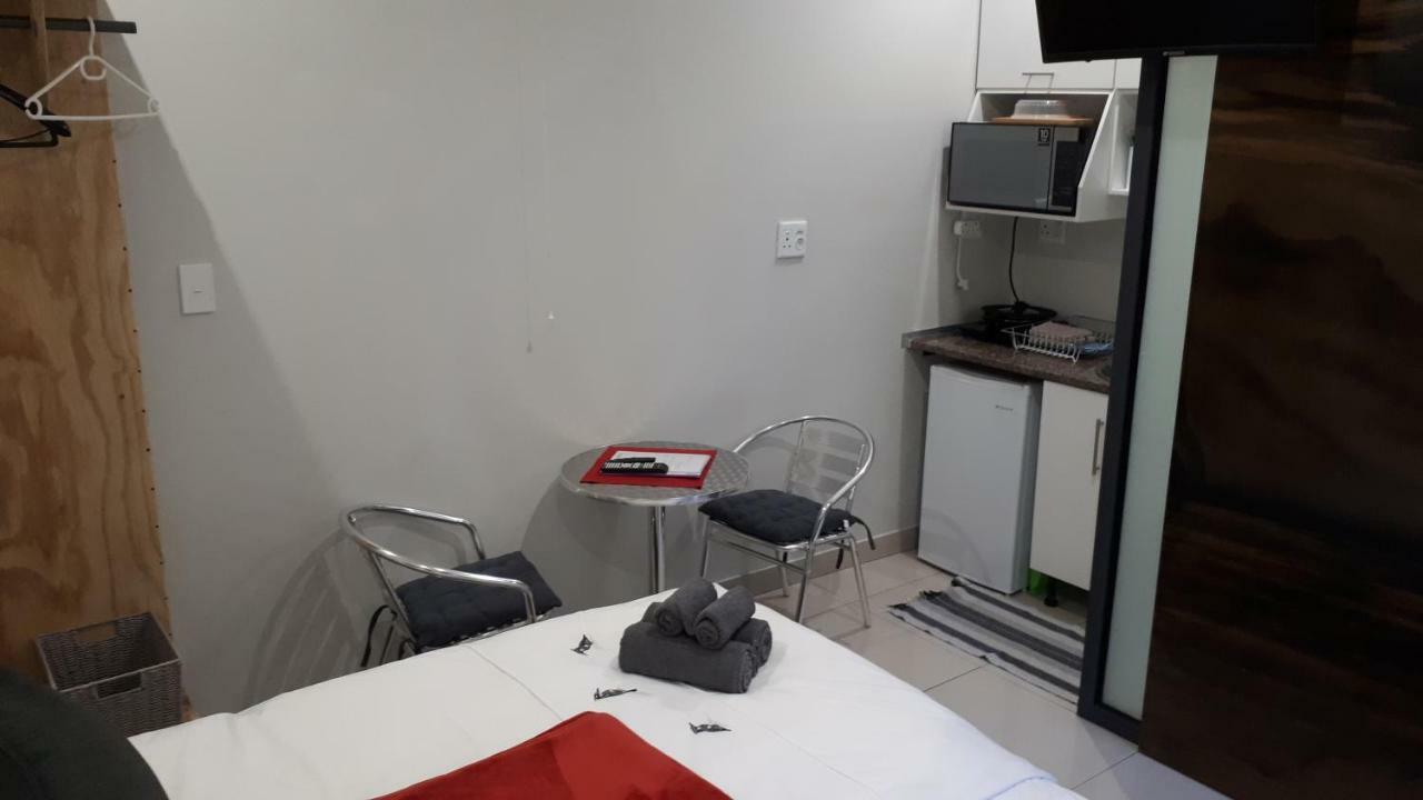 Отель Suiderhof Self-Catering Виндхук Экстерьер фото