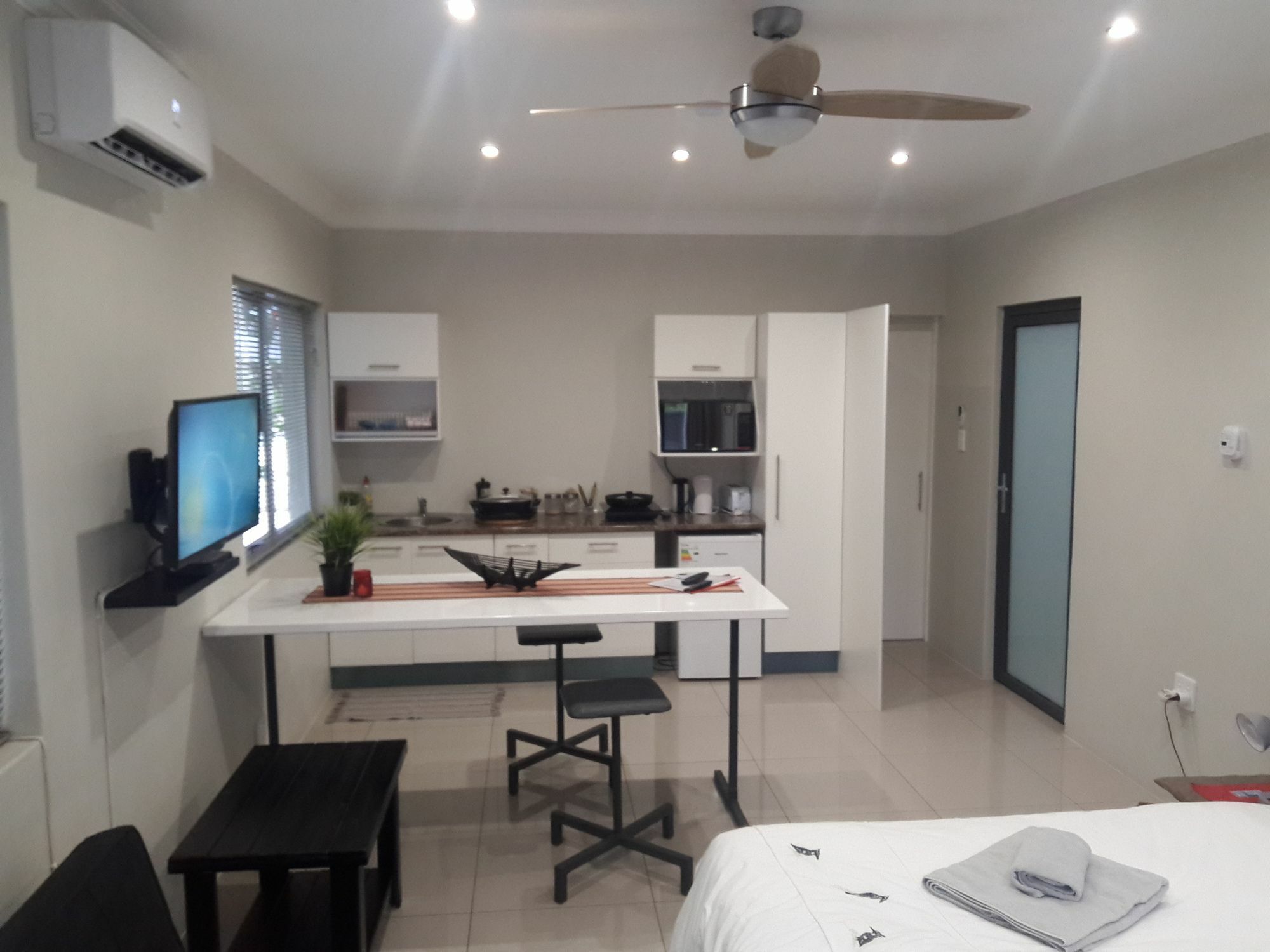 Отель Suiderhof Self-Catering Виндхук Экстерьер фото