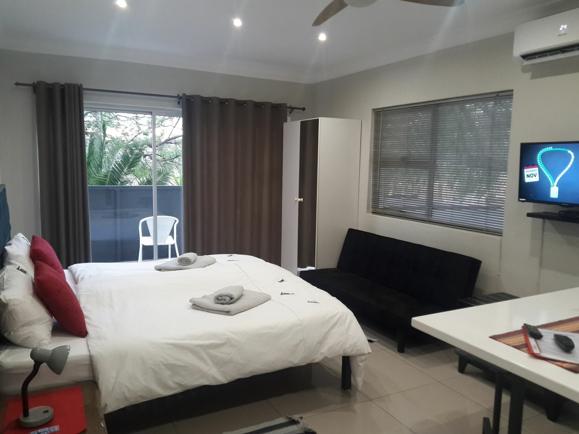 Отель Suiderhof Self-Catering Виндхук Экстерьер фото