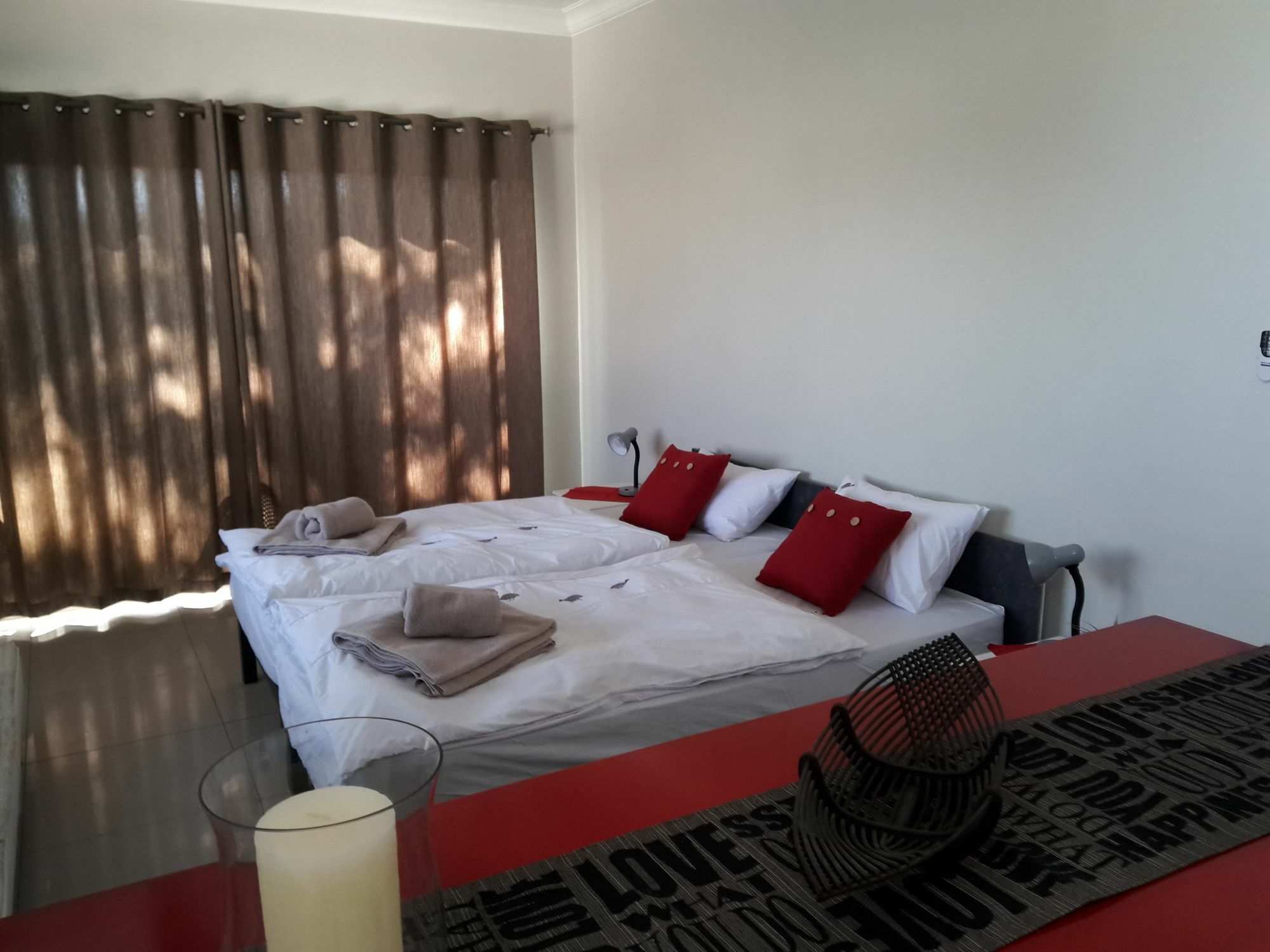 Отель Suiderhof Self-Catering Виндхук Экстерьер фото