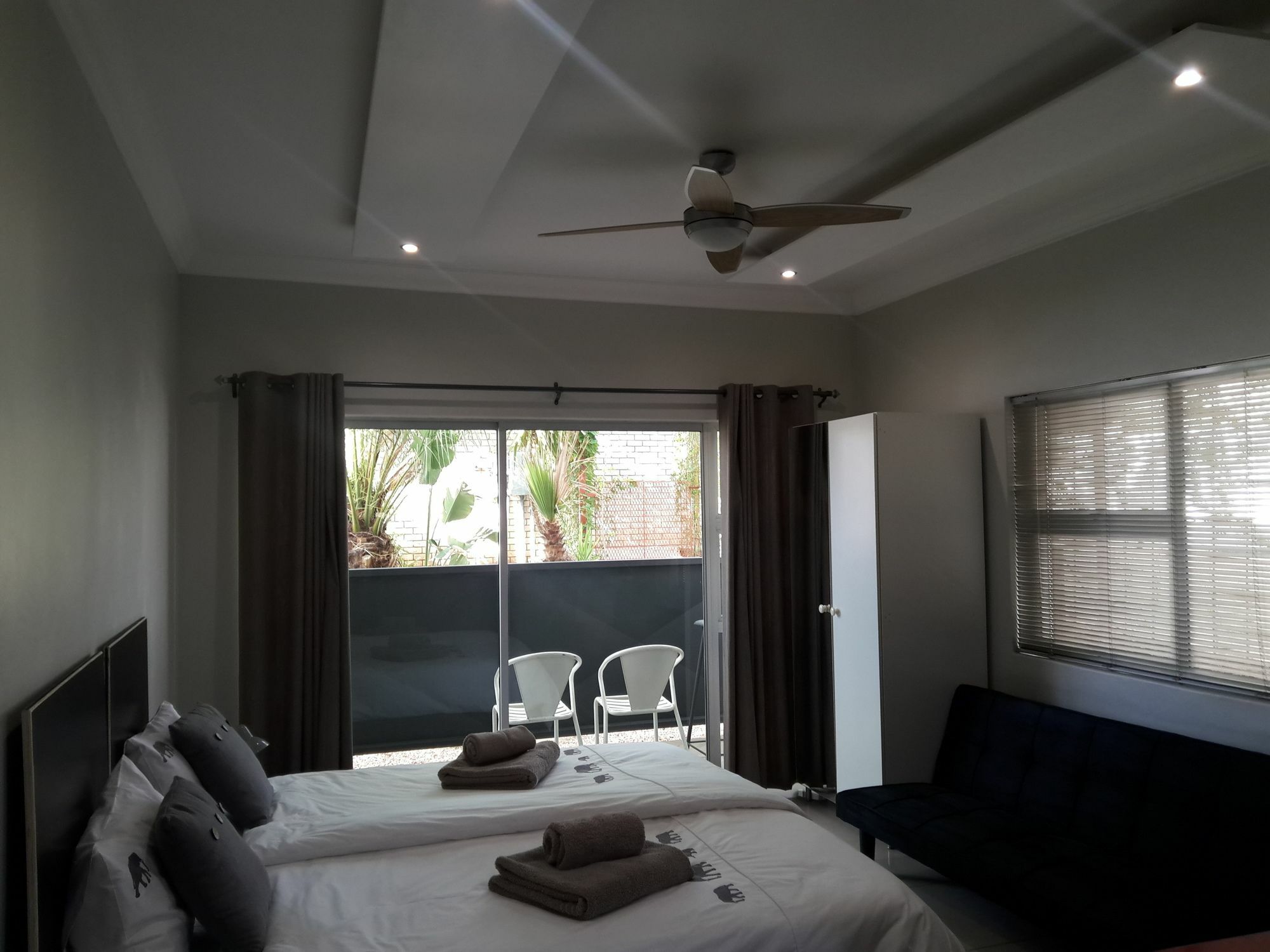 Отель Suiderhof Self-Catering Виндхук Экстерьер фото