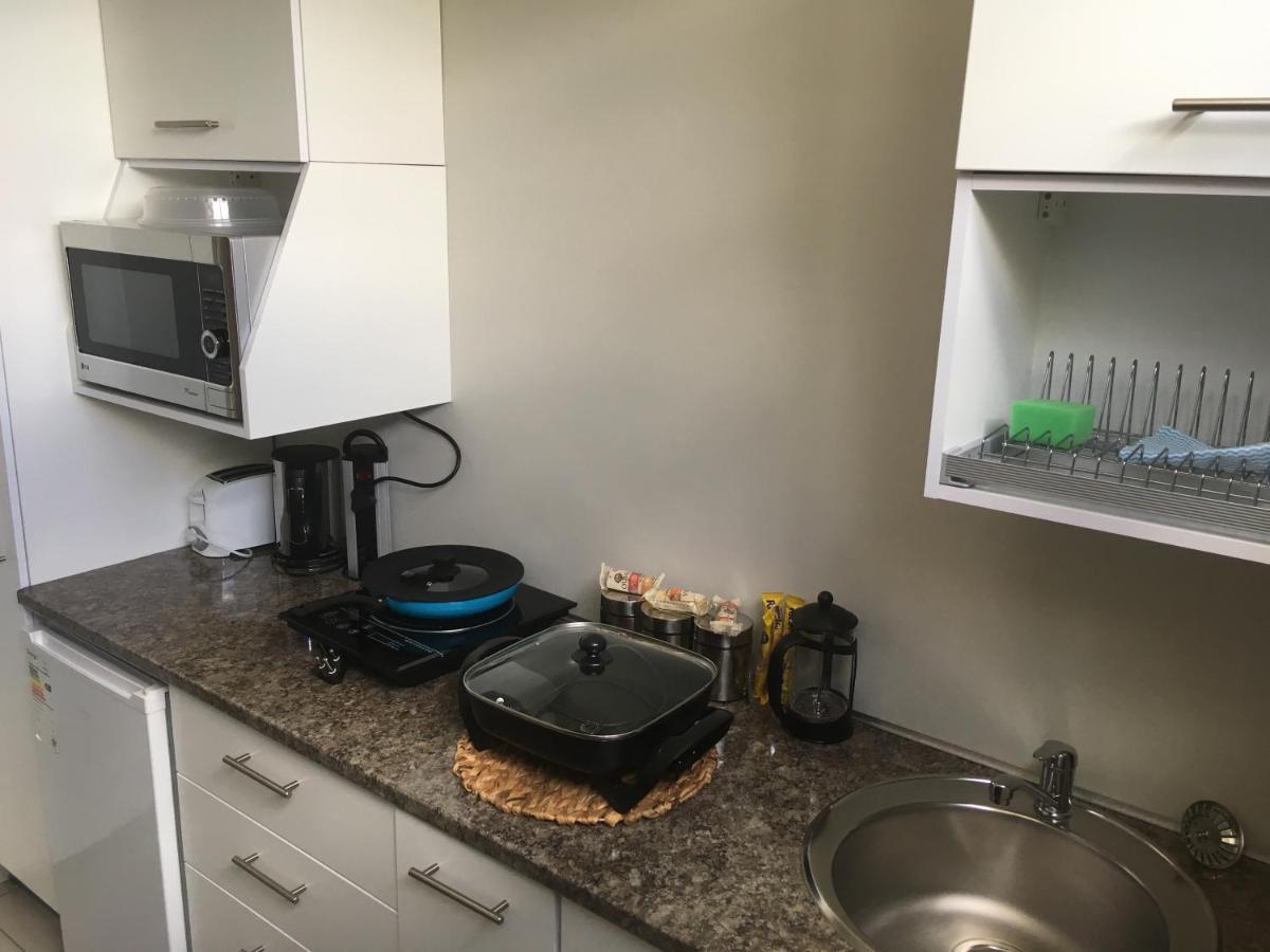 Отель Suiderhof Self-Catering Виндхук Экстерьер фото